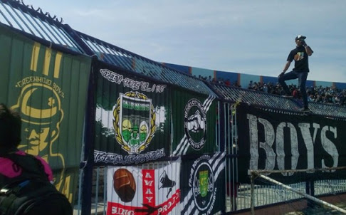 Bonek nyaman di Stadion Surajaya, Lamongan. Foto:hrd/ngopibareng.id