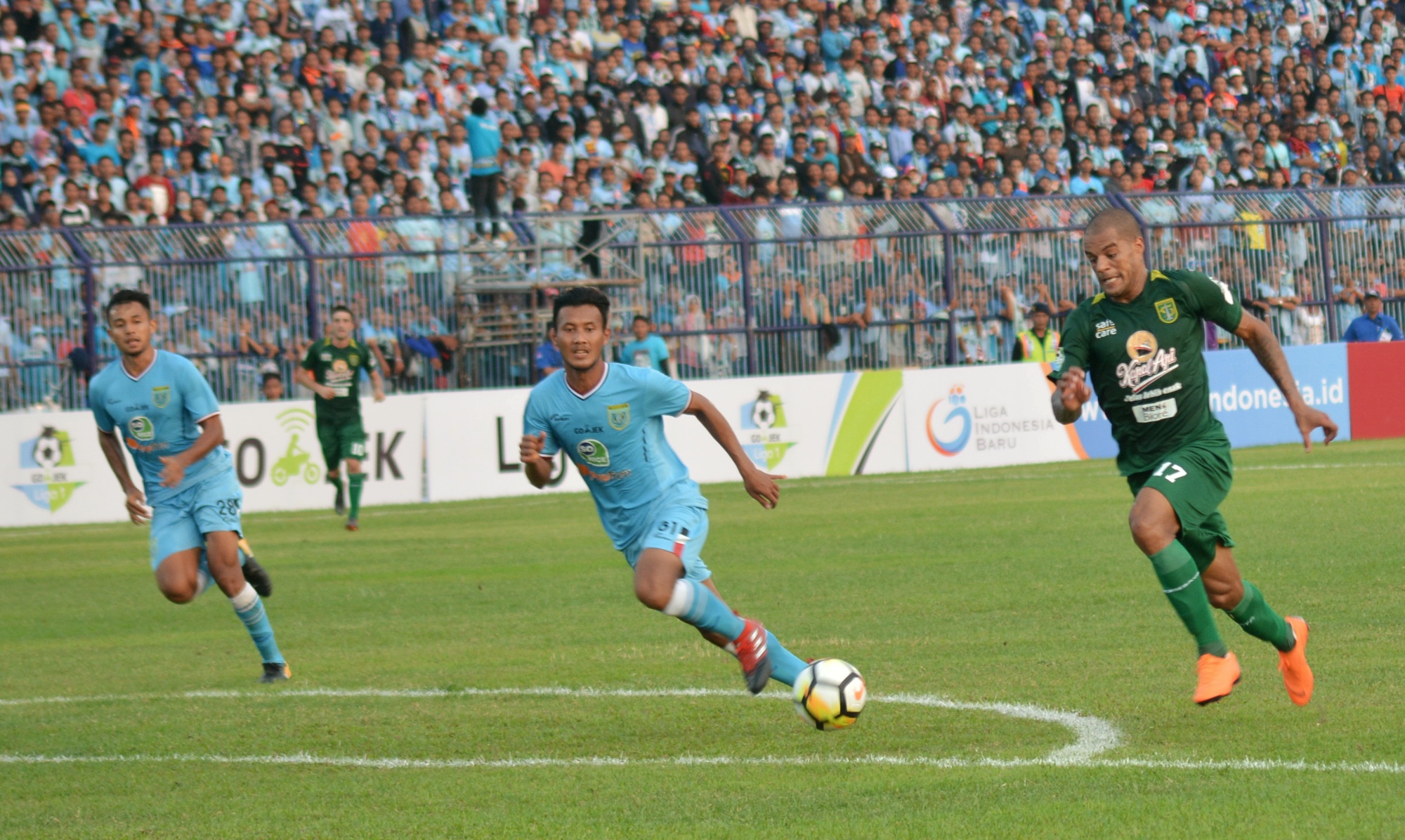 Penampilan Perdana David da Silva saat hadapi Persela Lamongan. (foto: hrs/ngopibareng)