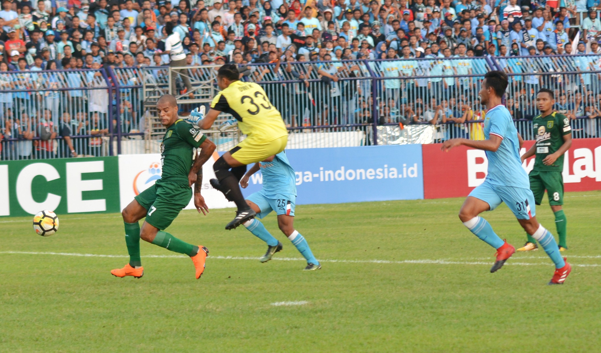 David da Silva saat detik-detik mencetak gol dengan melewati penjaga gawang Persela. (foto: hrs/ngopibareng)