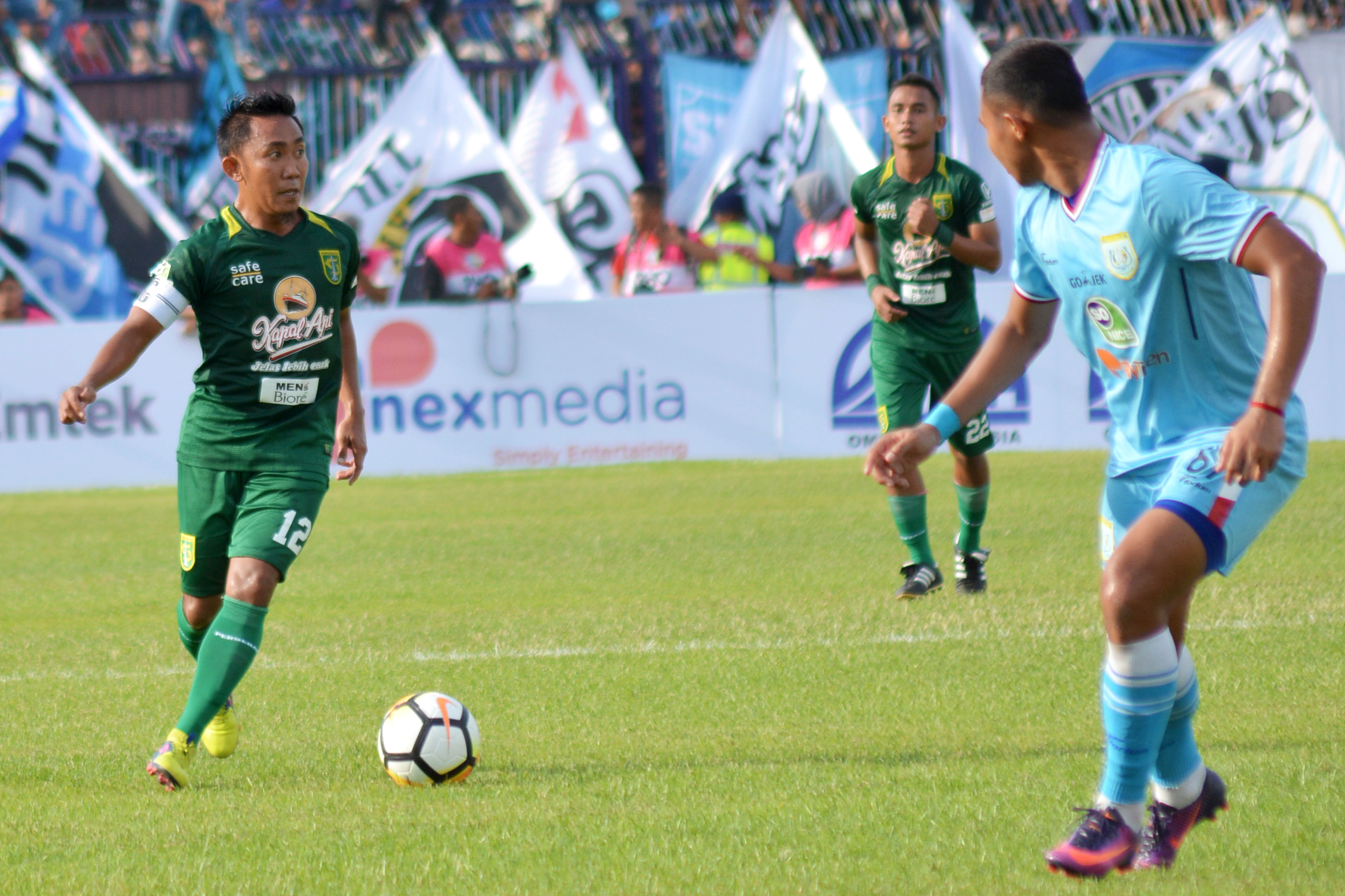 Kapten Persebaya Rendi Irwan, saat bertanding menghadapi Persela Lamongan, Jumat 30 Maret 2018. (foto: hrs/ngopibareng)