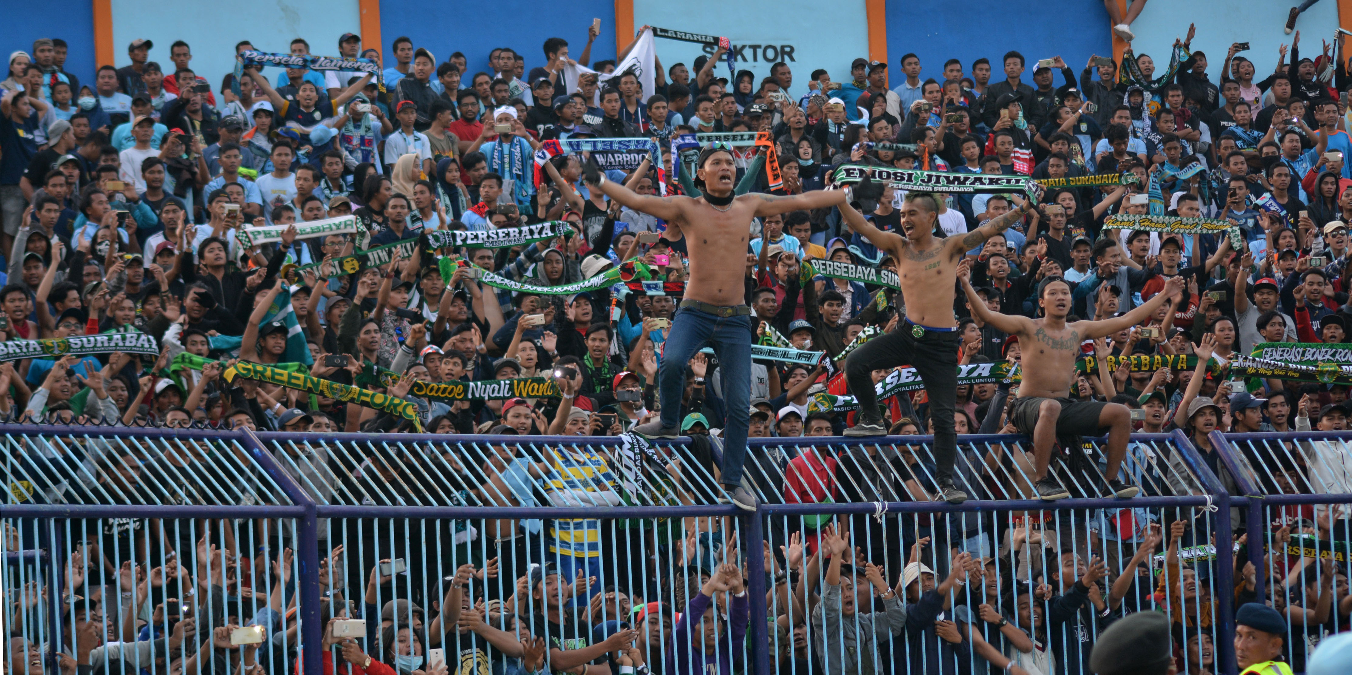 Bonek Mania saat mendukung Persebaya menghadapi Persela di Stadion Surajaya, Jumat 30 Maret 2018. (foto: hrs/ngopibareng)