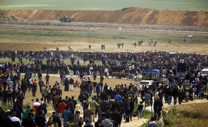 Warga Palestina melakukan aksi protes di dekat perbatasan dengan Jabalia, Israel di utara Jalur Gaza pada Jumat 30 Maret 2018.(foto: mohammed abed/afp)