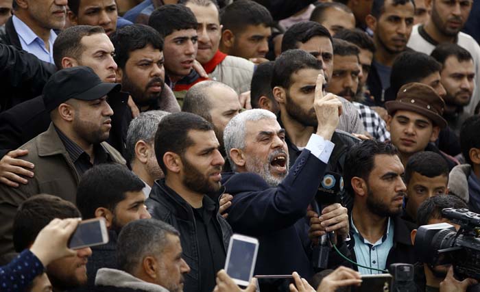 Pemimpin gerakan Islam Hamas Yahya Sinwar meneriakkan slogan saat ia ikut ambil bagian dalam aksi protes di perbatasan Israel pada Jumat 30 Maret 2018. (foto:mohammed abed/afp)