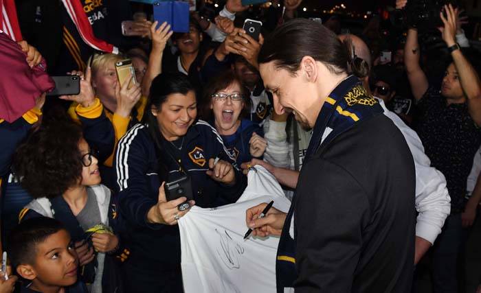 Bintang sepakbola Zlatan Ibrahimovic disambut oleh para penggemar setelah tiba di Los Angeles International Airport untuk bergabung dengan klub LA Galaxy di Los Angeles, California pada Kamis 29 Maret 2018.(foto:mark ralston/afp)