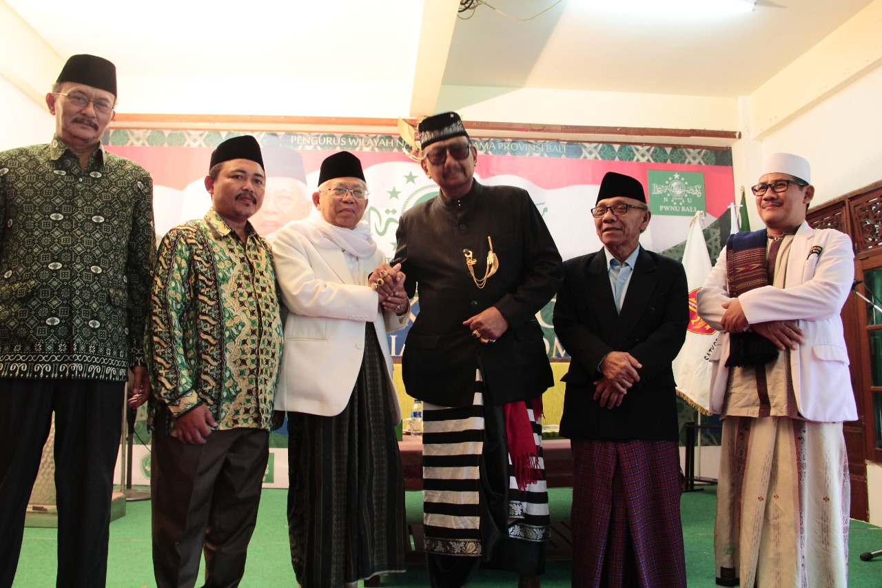 BERSATU: KH Ma'ruf Amin, Rais Am PBNU, bersama para kiai dan tokoh masyarakat di Kalbar. (foto: ist)