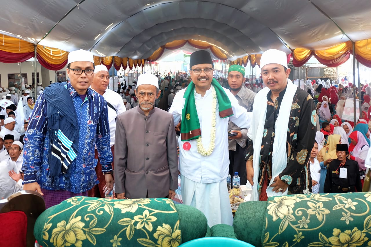 KH Nawawi dan Ra Kholil pimpin deklarasi ribuan warga Sampang untuk mendukung Gus Ipul sebagai Calon Gubernur Jatim,  di Pondok Pesantren Nahdlatut Thullab Taman Anom, Omben, Sampang, Sabtu, 31 Maret 2018. (Foto: Istimewa)