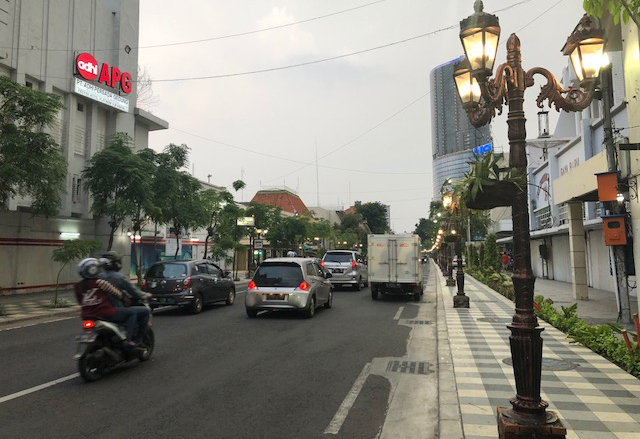 Suasana Jalan Tunjungan di sore hari. (foto Arif Afandi)