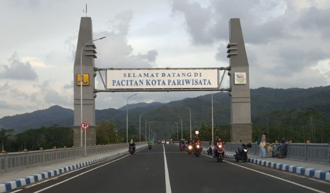 Ruas jalan lintas pantai selatan di Pacitan yang makin ciamik. (foto Kemnterian PUPR)