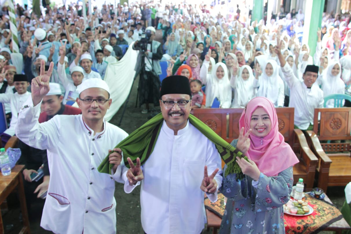 RKH Fahrillah Aschal, pengasuh pesantren putra Syaichona Kholil ketika bersama Nyai Mutmainnah mengalungkan surban kepada Gus Ipul,  Minggu 1 April 2018. (Foto: Istimewa)