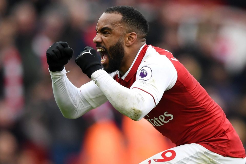 Alexandre Lacazette usai mencetak gol melalui titik penalti. foto:reuters