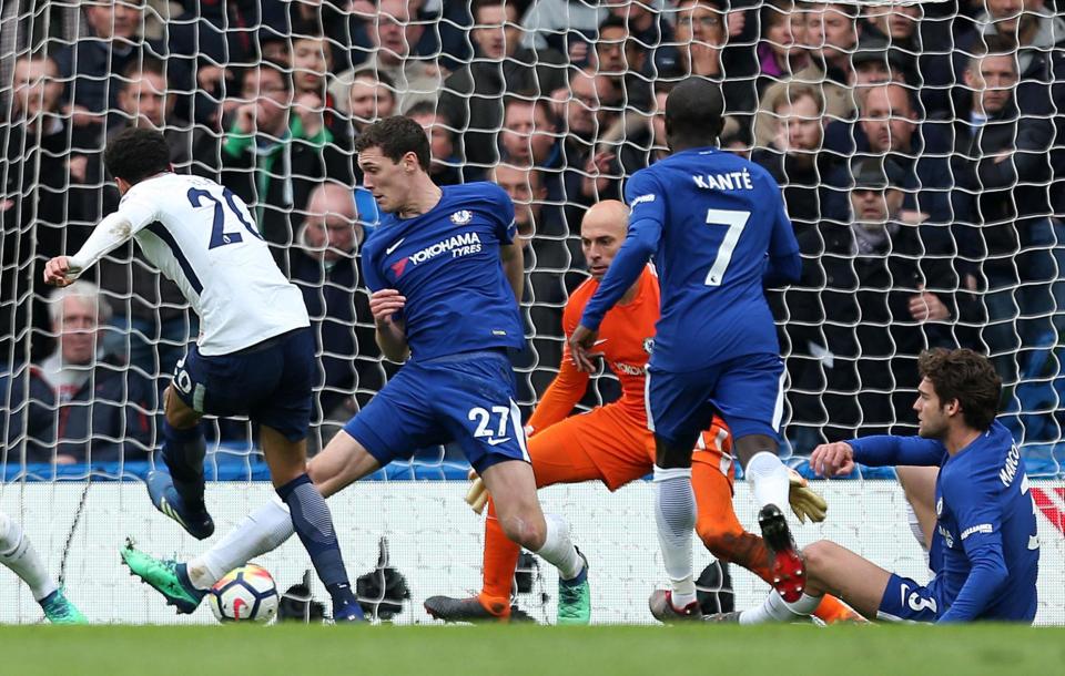 Tendangan Dale Alli tak bisa dibendung pemain Chelsea. foto; reuters