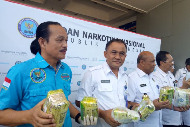 Kepala Badan Narkotika Nasional, Irjen Pol Heru Winarko dengan barang bukti kasus narkoba  selama Maret 2018 sebanyak 32 kilogram sabu dan 30.151 butir ekstasi dirilis di Kantor BNN, Cawang, Jakarta Timur, Kamis, 29 Maret 2018. (Foto: Antara) 