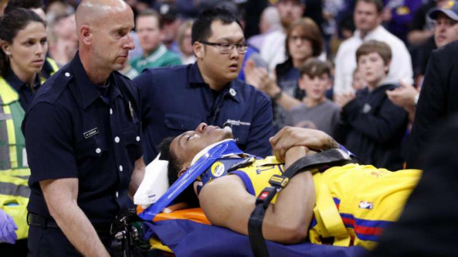 Pebasket Patrick McCaw saat dilarikan ke rumah sakit.foto:USA Today