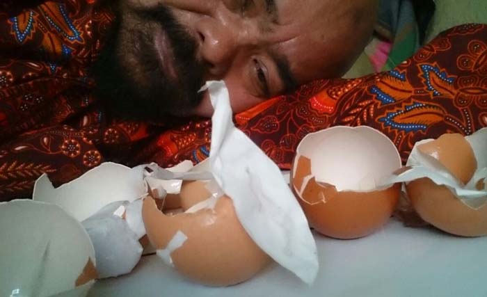 Telur palsu yang dibeli istri H. Santuwi di Pasar Krukah, Surabaya. (foto: stw)
