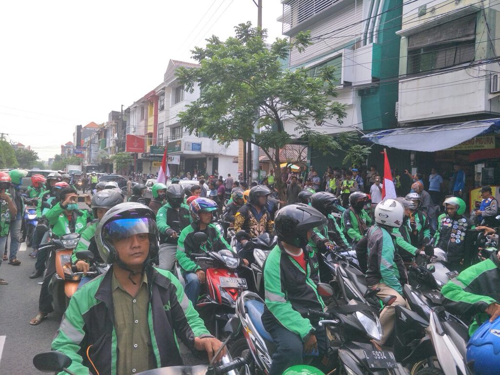 Mobil dan motor milik driver online, berangsur memadati jalan di depan kantor Grab dan kawasan Ruko di bilangan Jalan Klampis Jaya, Surabaya. Senin, 2 Maret 2018. (Foto: frd/ngopibareng.id)