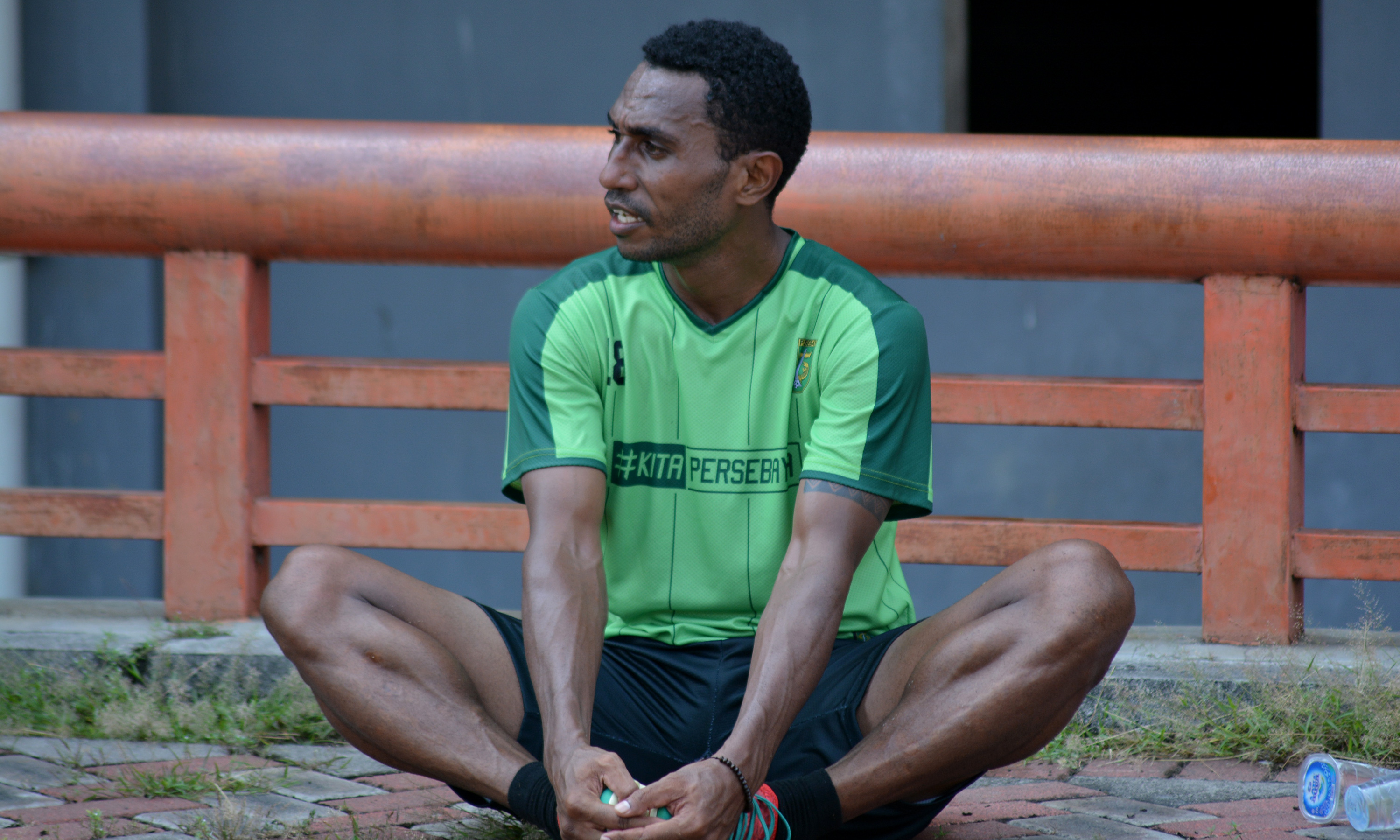 Pemain Persebaya, Izaac Wanggai saat ikuti latihan di Stadion Gelora Bung Tomo, Senin 2 April 2018. (foto: hrs/ngopibareng)