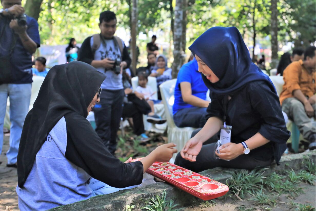 Aihhh dakon... mianan lawas tak lekang oleh waktu. foto:Genpi NTB