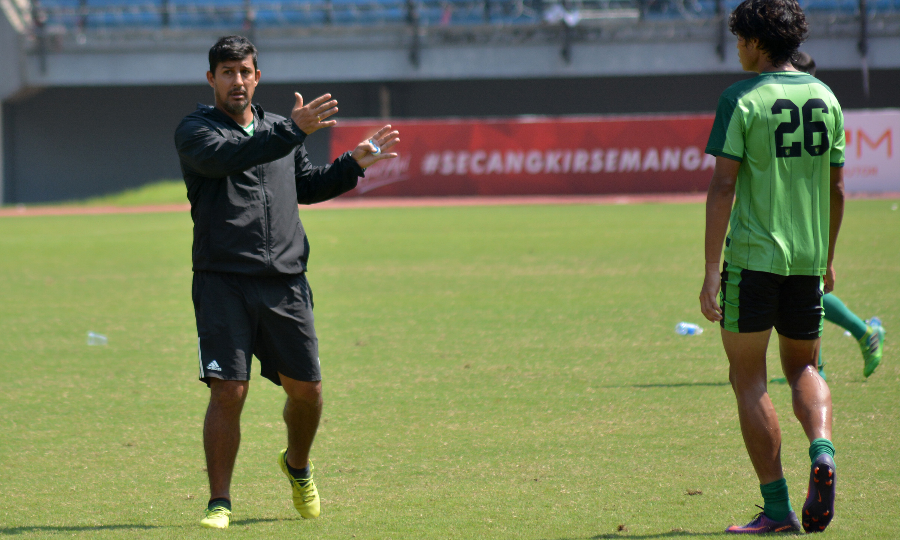 Pelatih Persebaya, Angel Alfredo Vera saat memberikan intruksi latihan di Stadion Gelora Bung Tomo, Senin 2 April 2018. (foto: hrs/ngopibareng)