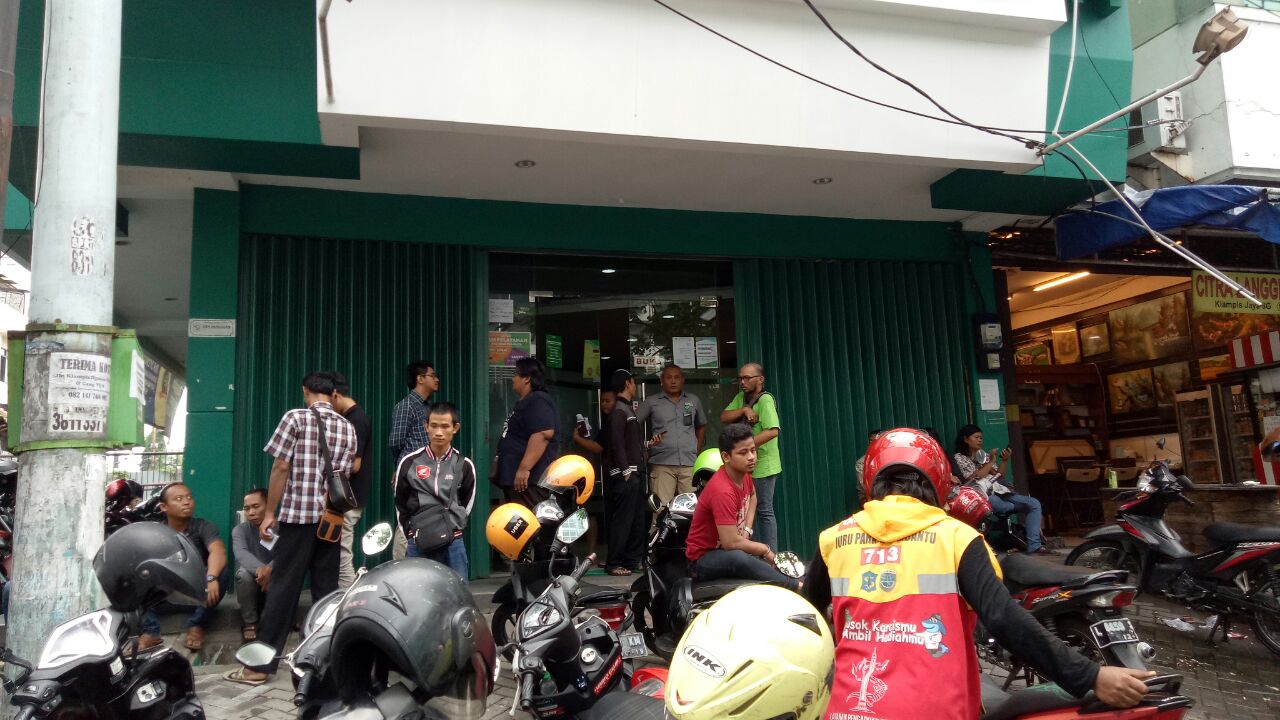 Pengemudi online yang sedari pagi berdemonstrasi di depan kantor perwakilan Grab di Jalan Klampis Jaya, Surabaya, berangsur membubarkan diri, Senin, 2 April 2018. (Foto: frd/ngopibareng.id)