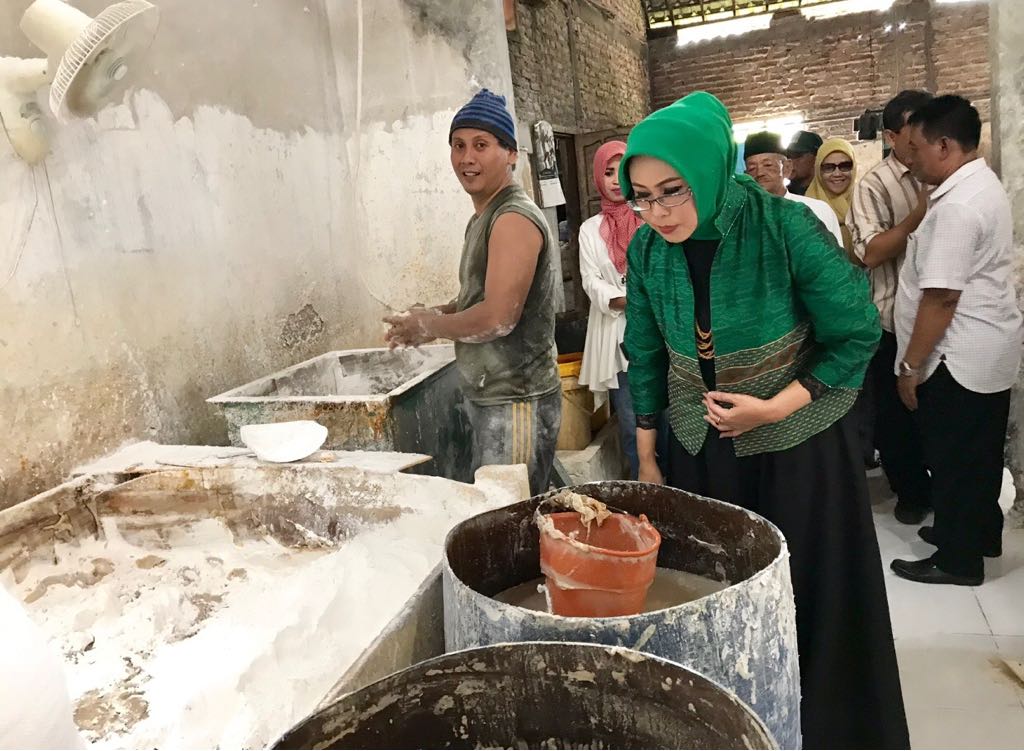 Fatma Saifullah Yusuf mendatangi sentra produksi kerupuk di Sidoarjo. Daerah yang dituju adalah Desa Janti dan Desa Telasih, Kecamatan Tulangan, serta Desa Rejeni di Kecamatan Krembung, Senin, 2 April 2018. (Foto: Istimewa)