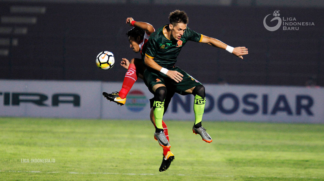 Duel pemain PS Tira vs  Madura United. foto:ligaindonesia