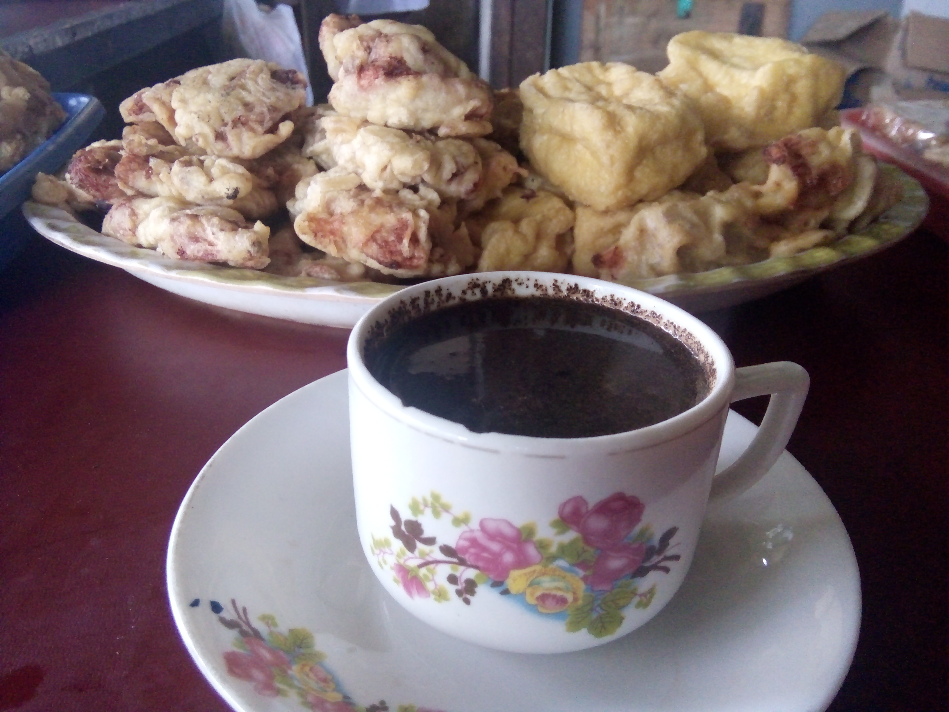 Kopi tradisi yang sering disebut kopi tubruk selalu asyik menemani pagi dengan segala situasi. foto:widikamidi