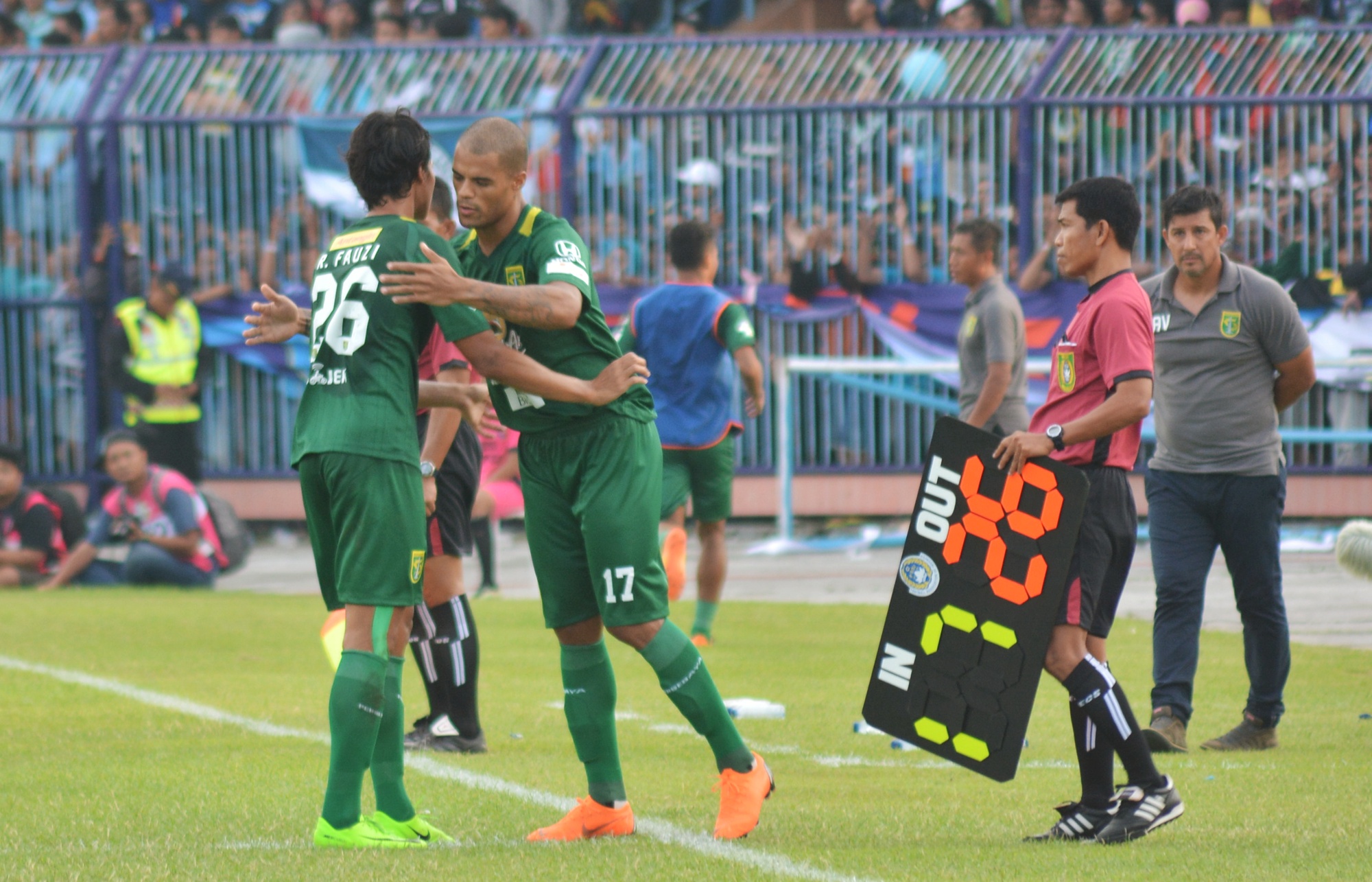 Penyerang Persebaya, Rishadi Fauzi saat melakukan pergantian pemain dengan David da Silva. (foto: hrs/ngopibareng)