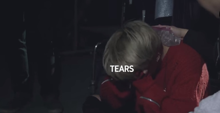Jimin BTS menangis di belakang panggung usai tampil.