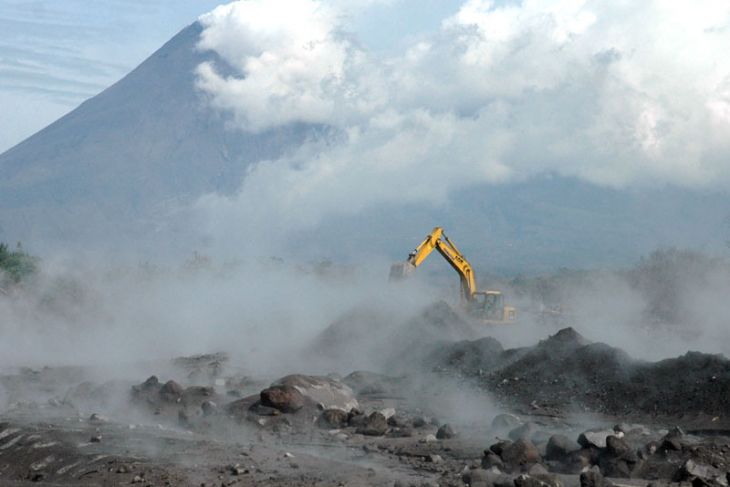 Alat berat digunakan untuk proses normalisasi aliran Kali Gendol yang penuh dengan material vulkanik, di Bronggang, Argomulyo, Cangkringan, Sleman, Yogykarta. Normalisasi aliran sungai terus dilakukan untuk mengantisipasi banjir lahar hujan dengan membawa material vulkanik yang dapat membahayakan pemukiman disekitar sungai berhulu lereng Merapi.  (Foto: Antara)