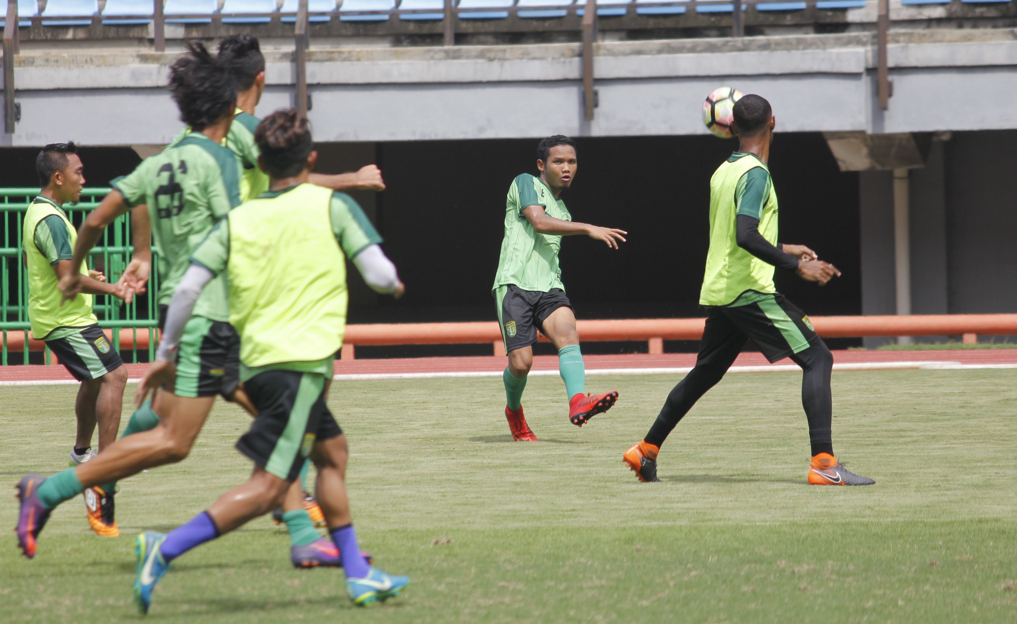 Para pemain Persebaya saat jalani latihan. (foto: hrs/ngopibareng)