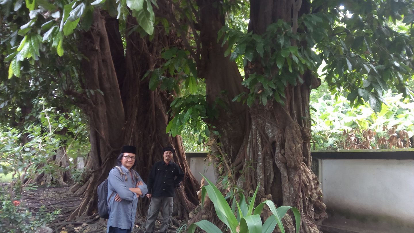 PENYAIR: Binhad Nurrohmat (baju hitam) bersama Penyair Acep Zamzam Noor dari Pesantren Singaparna Tasikmalaya. (foto: ngopibareng.id)