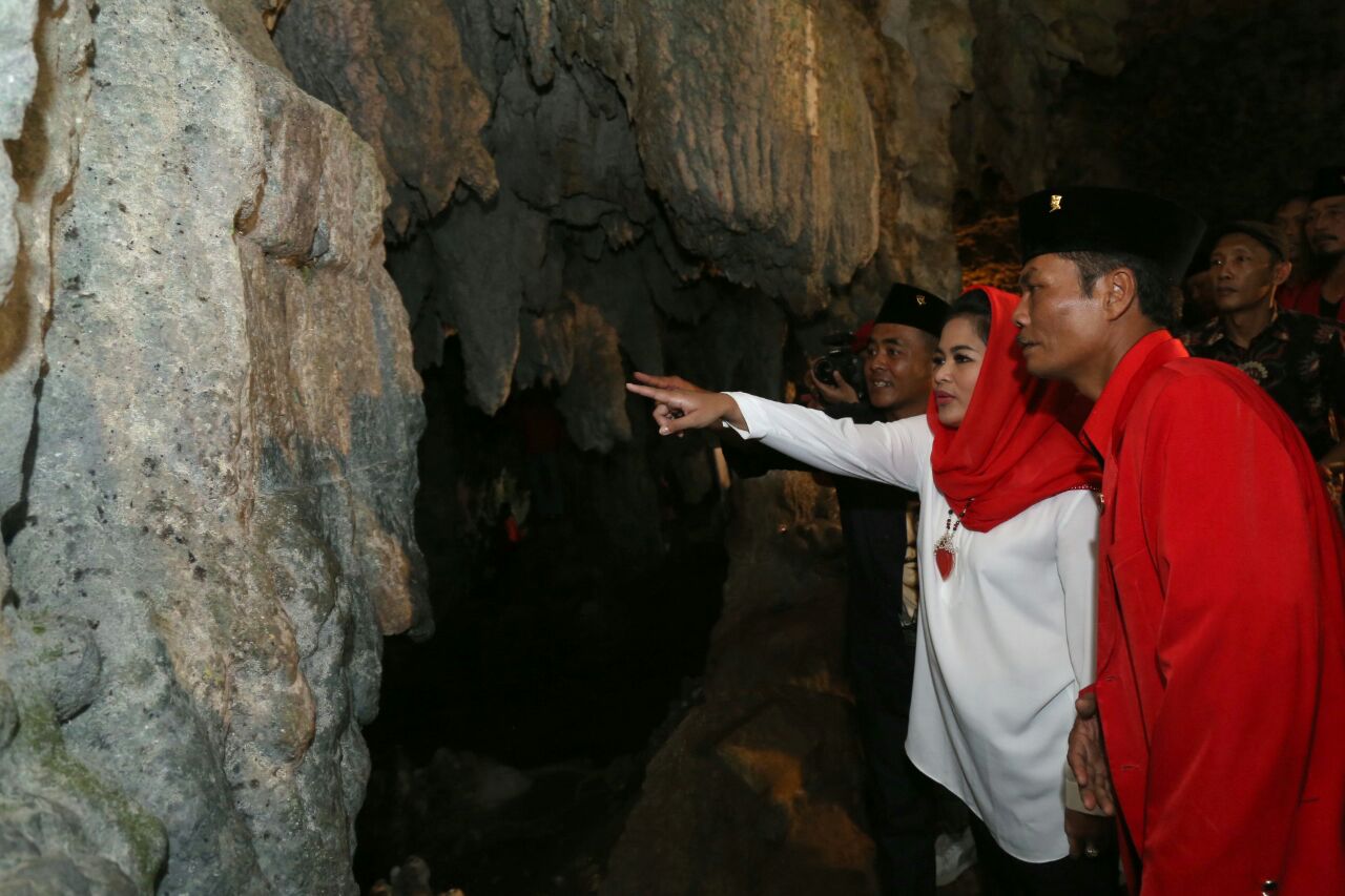 Puti Guntur mengunjungi Goa Tabunan di Pacitan