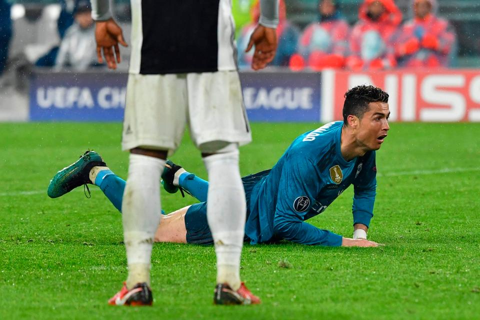 Ronaldo usai melakukan tendangan salto ke gawang Juventus. foto;afp