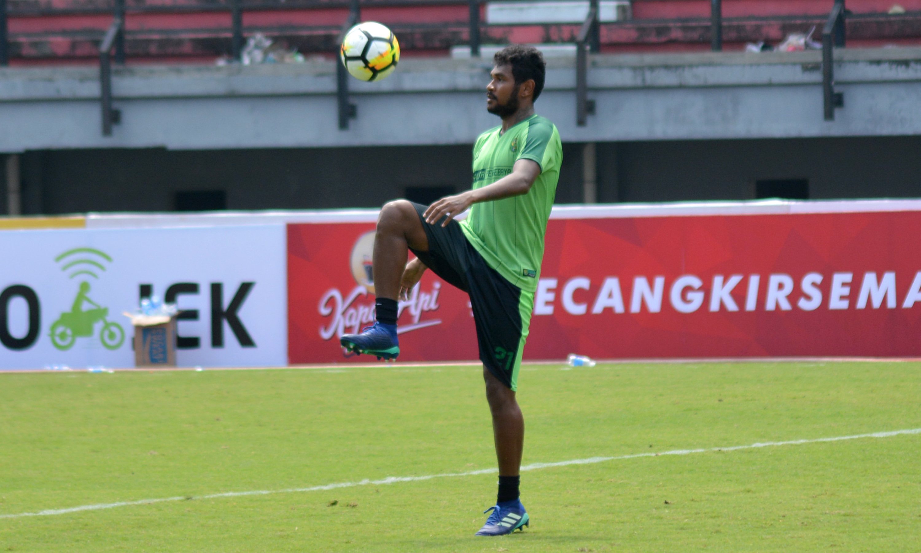 Bek Persebaya, Fandry Imbiri saat ini sedang alami cedera betis. (foto: hrs/ngopibareng)