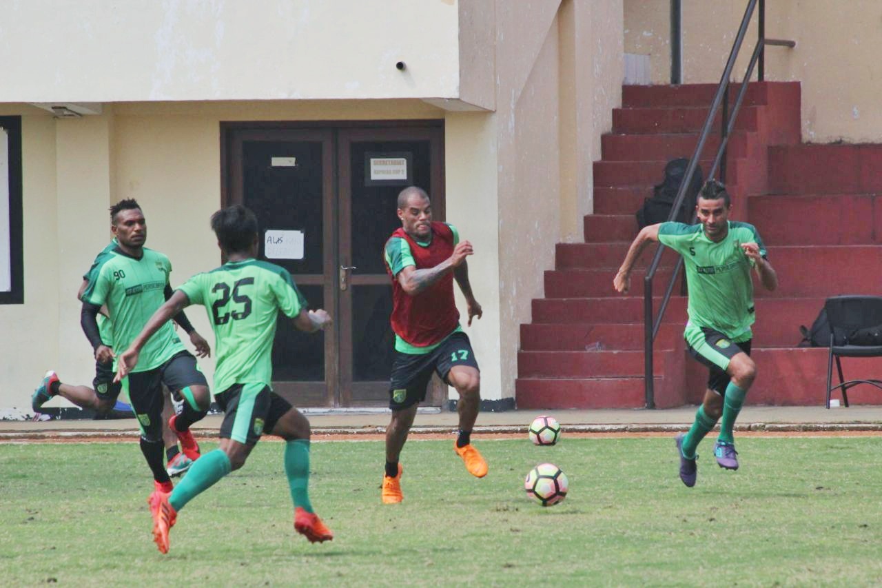 Pemain Persebaya saat latihan di Lapangan Polda Jatim, Rabu 4 April 2018. (foto: hrs/ngopibareng)