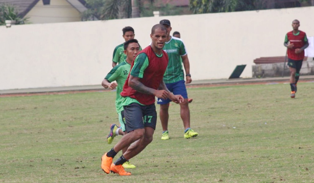 Tim skuad Persebaya saat latihan di lapangan Polda Jatim, Rabu 4 April 2018. (foto: hrs/ngopibareng)