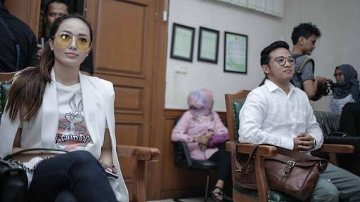 Roby Geisha dan sang istri ketika menghadiri sidang perceraian mereka.