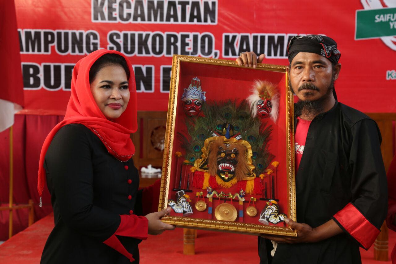 Seorang tokoh Reog Ponorogo, Mbah Pormono, menitipkan mandat pelestarian kesenian tradisional itu pada Puti Guntur, Selasa, 4 April 2018. (Foto: Istimewa)