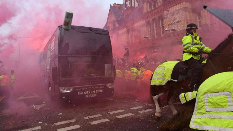 Bus pemain Manchester City dikawal ketat saat masuk Satdion Anfiled. foto:reuters