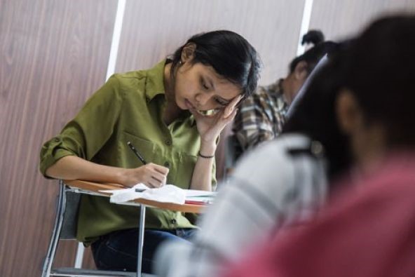 Ilustrasi  Sejumlah peserta mengerjakan soal ujian Seleksi Bersama Masuk Perguruan Tinggi Negeri (SBMPTN) 2017 di Universitas Negeri Jakarta, Selasa, 16 Mei 2017. (Foto: Antara) 