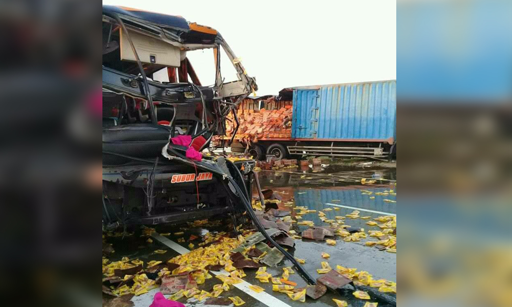 Bus yang mengalami celaka. (Foto; istimewa)