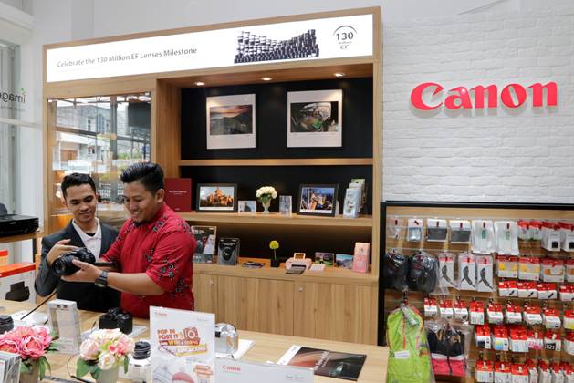 Julian Somadewa (kanan) – fotografer dan pengguna Canon mencoba produk kamera Canon  didampingi Sales Consultant Canon Image Square Borneo Digital - Banjarmasin. Dalam konsep gerai Canon Image Square, konsumen dapat mencoba dan merasakan langsung produk-produk Canon sehingga memberikan pengalaman tersendiri untuk mendapatkan produk yang sesuai dengan kebutuhan.​   