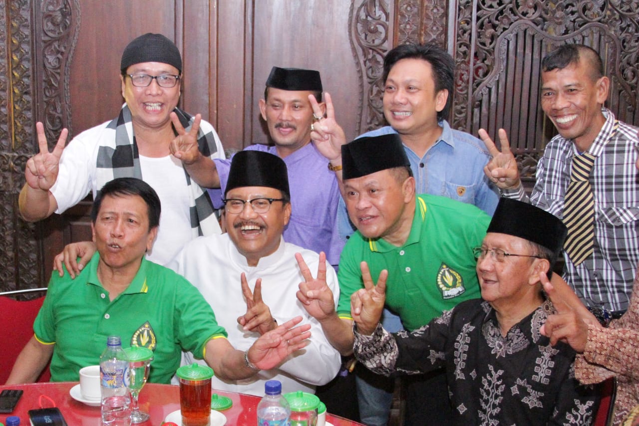 Gus Ipul bersama Marwoto, Ki Manteb Sudarsono (Dalang), Cak Yudho, Sasmitho, Cak Hunter, dan beberapa seniman ludruk lainnya.  (Foto: Istimewa)