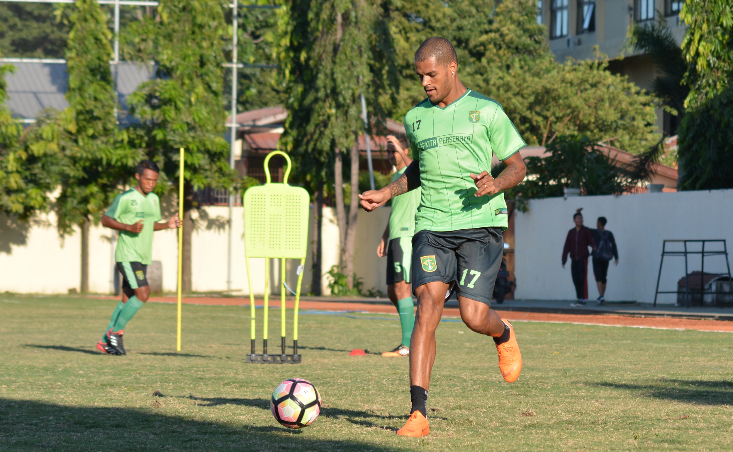 Pemain Persebaya, David da Silva saat jalani latihan di lapangan Polda Jatim, Kamis 5 April 2018. (foto: hrs/ngopibareng)