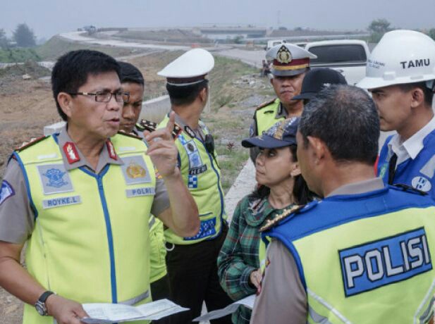 Kepala Korps Lalu Lintas Polri Irjen Pol Royke Lumowa (kiri) mendengarkan penjelasan dari pekerja tol saat meninjau pembangunan tol Trans Jawa di Exit Tol Gandulan, Pemalang, Jawa Tengah, Kamis 5 April 2018. Kakorlantas mengaku optimistis jalan tol Trans Jawa sepanjang sekitar 790 kilometer dapat digunakan baik sebagian besar operasional maupun sebagian kecil fungsional dengan pembangunan selesai pada H-10. Selain itu diharapkan kejadian macet Brexit tidak terulang pada exit tol Gandulan Pemalang. (Foto:Antara) 