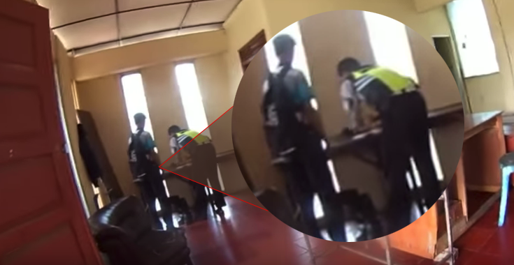Tangkapan layar dalam video viral oknum polisi pungli