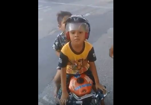 Tangkapan layar bocah TK naik motor kecil keluar jalan raya. (Foto: Youtube)