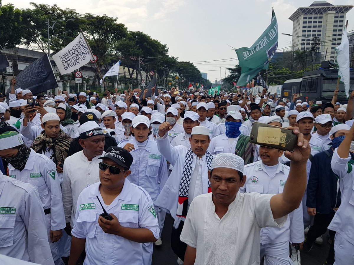 Massa Persaudaraan Alumni 212 menuju Kantor Bareskrim di Jakarta, Jumat, 6 April 2018. (Foto: Ist)