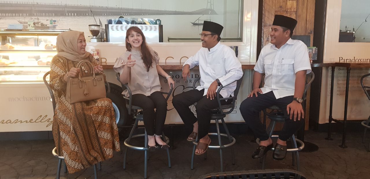 Gus Ipul bersama Ketua Dewan Pimpinan Pusat (DPP) PSI, Tsamara Amany, di Surabaya, Jumat 6 April 2018. (Foto: Ist)