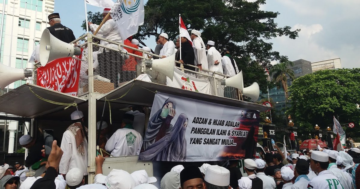 Massa aksi unjuk rasa yang mendesak Sukmawati Soekarnoputri dipidana.